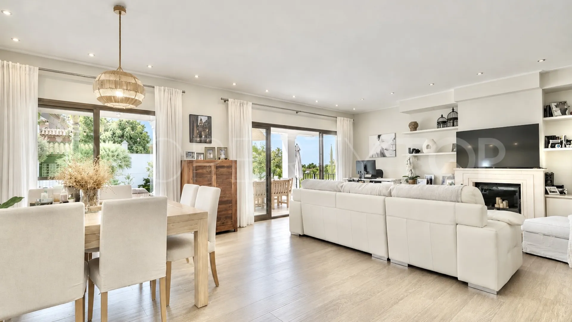 Comprar villa con 5 dormitorios en Marbella Este