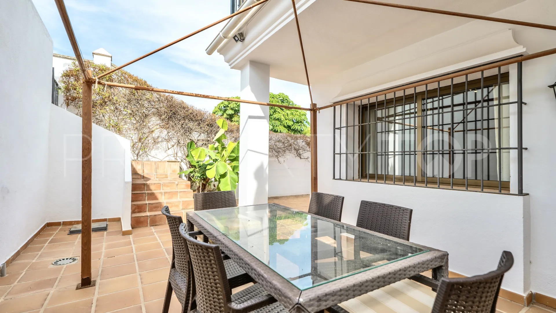 Comprar villa con 5 dormitorios en Marbella Este