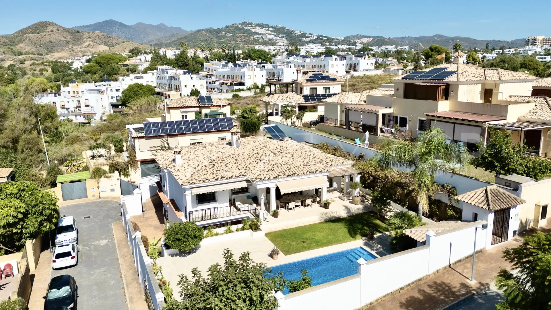 Comprar villa con 5 dormitorios en Marbella Este