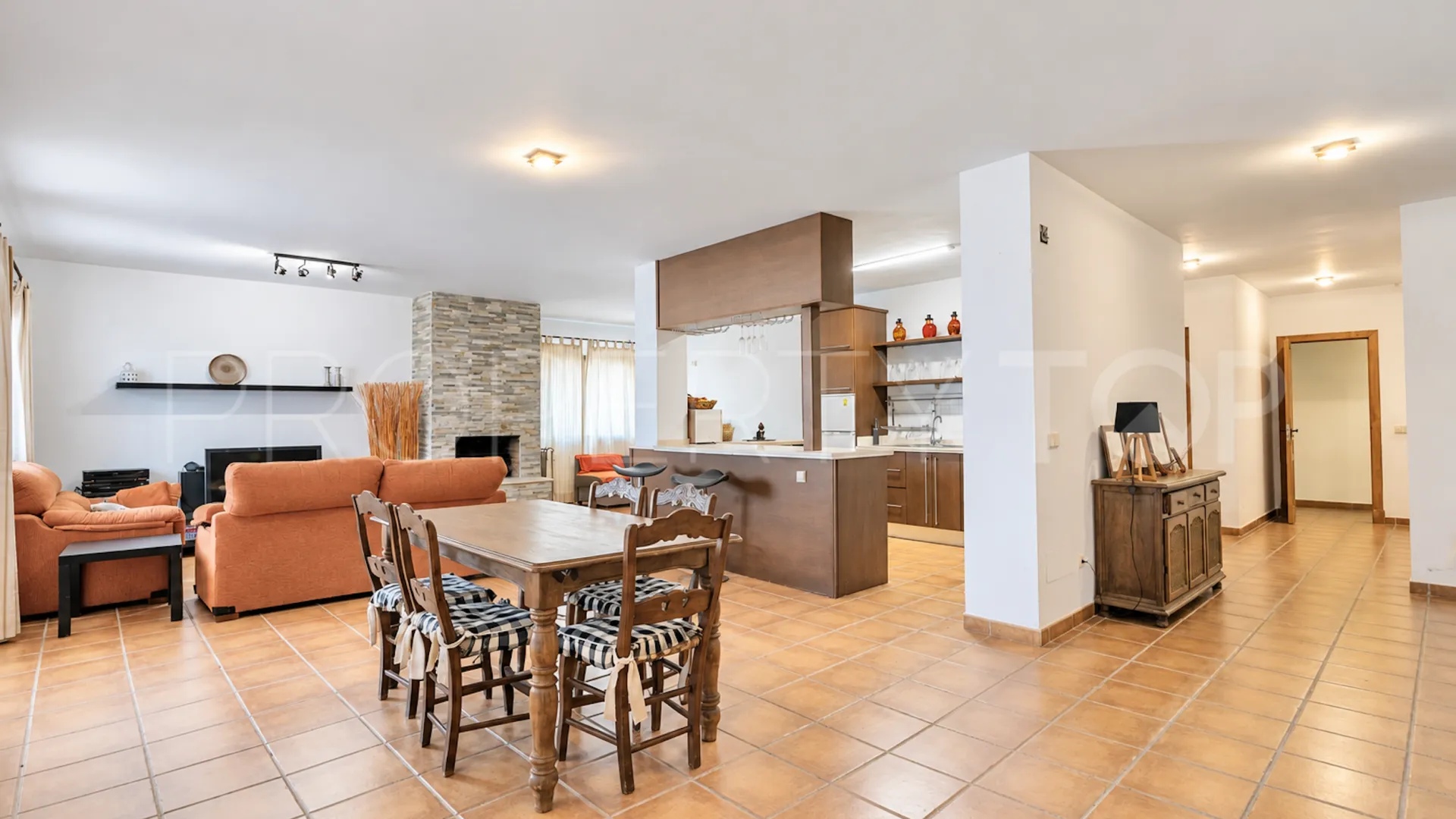 Comprar villa con 5 dormitorios en Marbella Este
