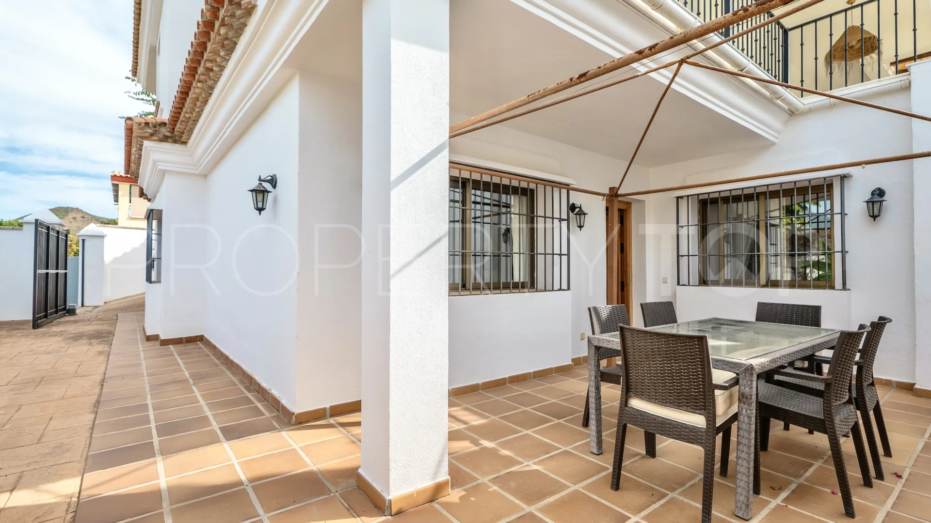 Comprar villa con 5 dormitorios en Marbella Este