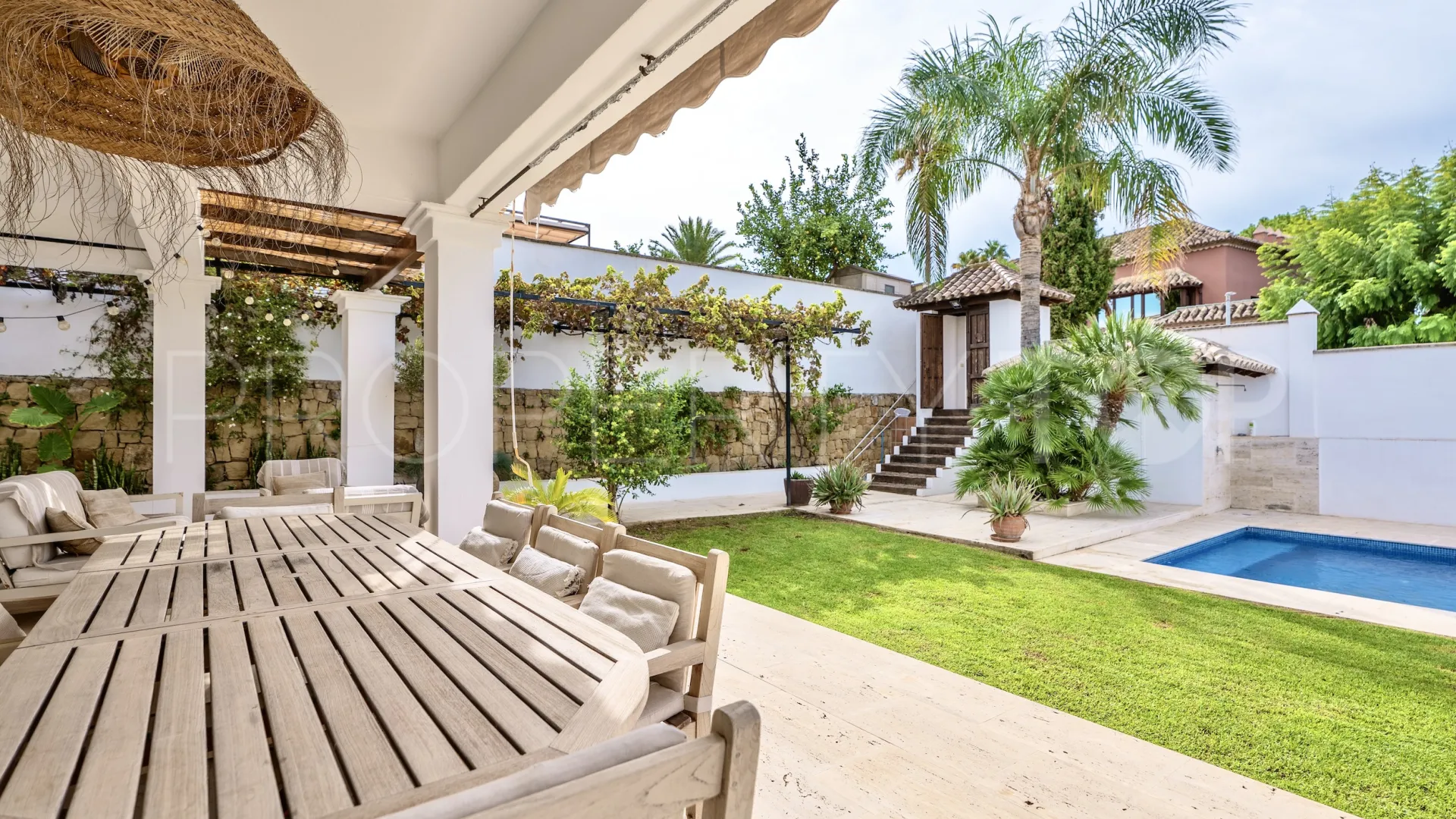 Comprar villa con 5 dormitorios en Marbella Este