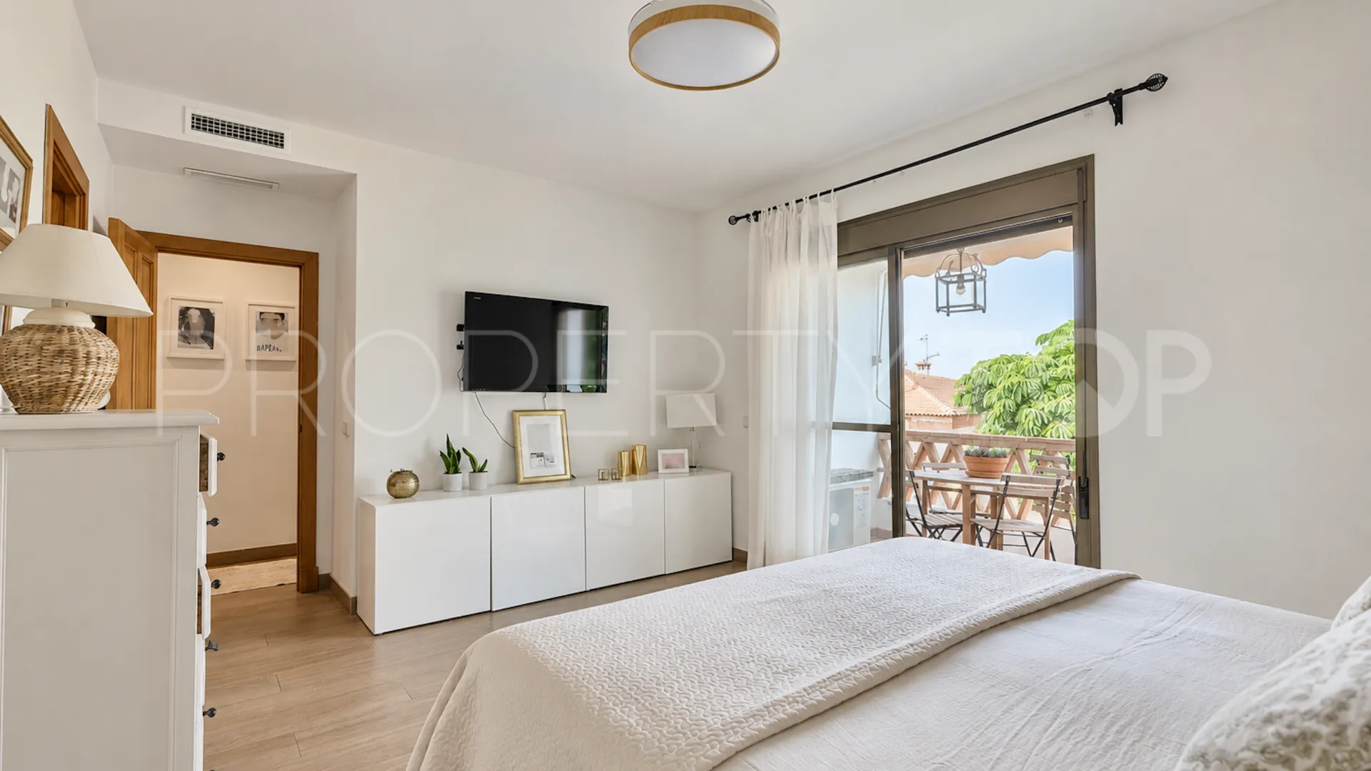 Comprar villa con 5 dormitorios en Marbella Este