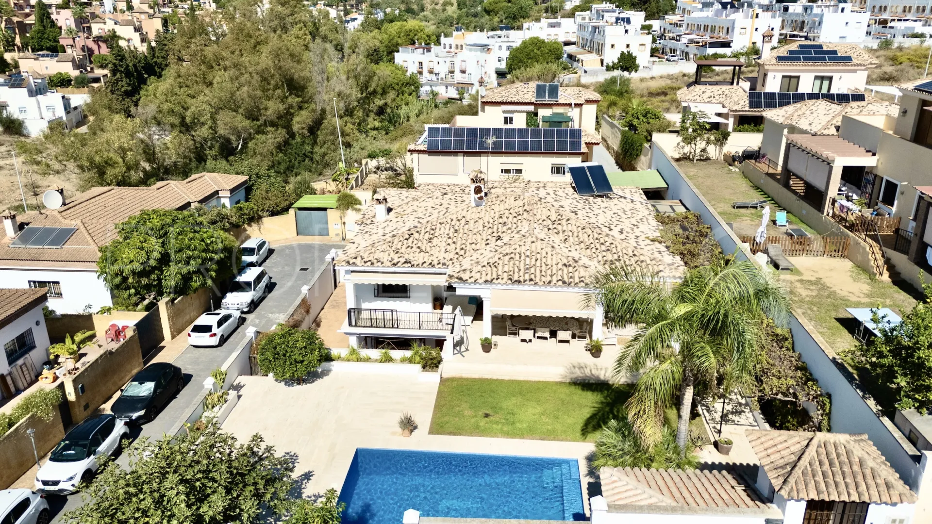 Comprar villa con 5 dormitorios en Marbella Este