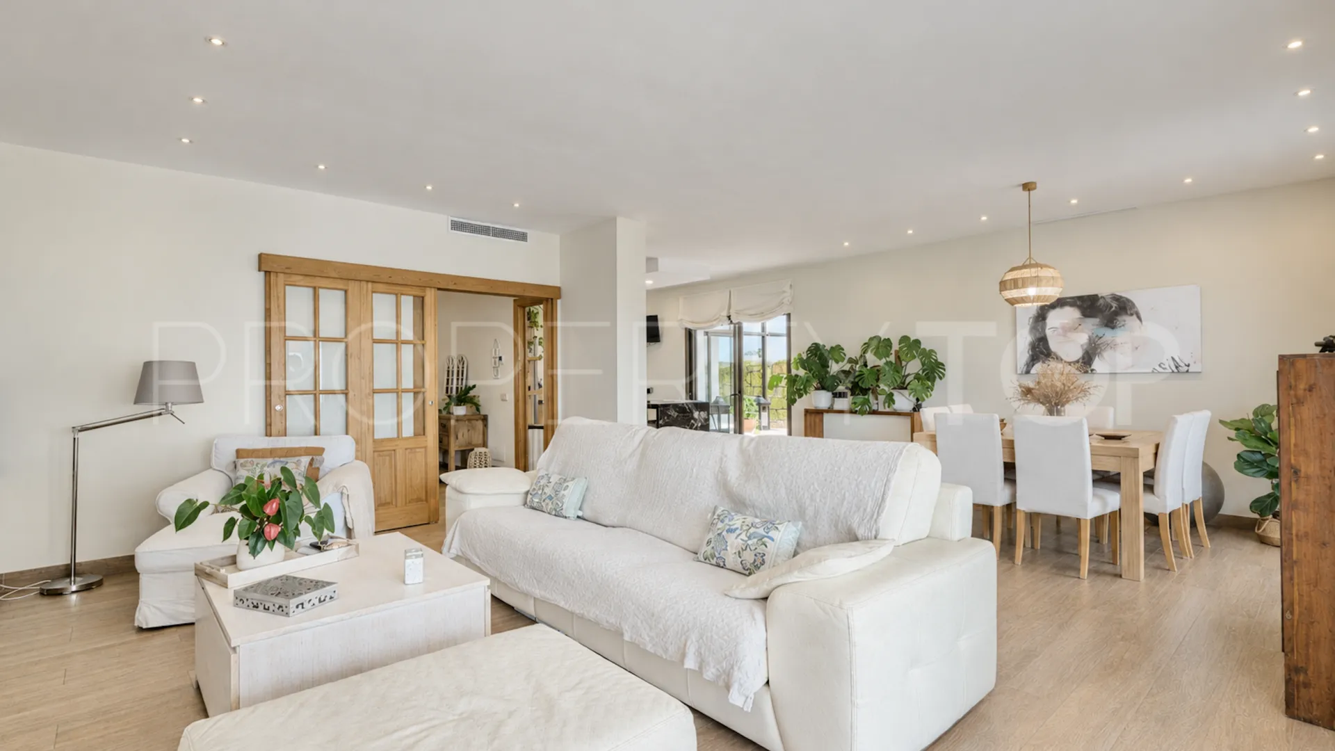 Comprar villa con 5 dormitorios en Marbella Este