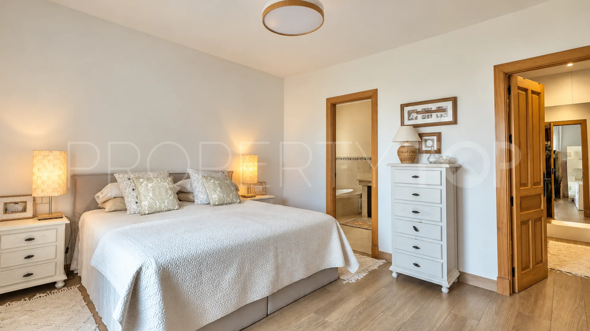 Comprar villa con 5 dormitorios en Marbella Este