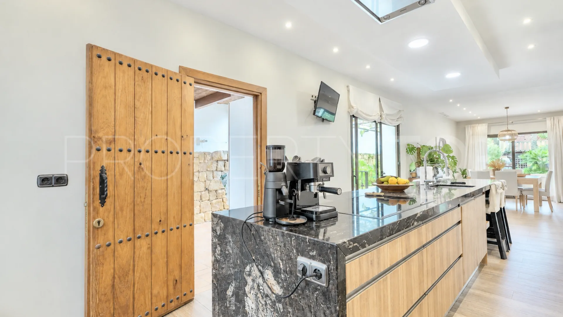 Comprar villa con 5 dormitorios en Marbella Este