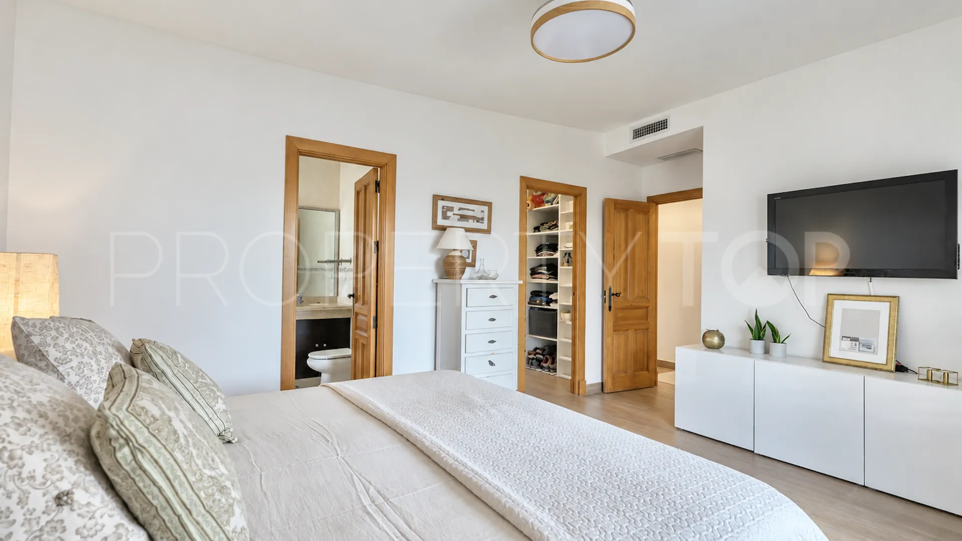Comprar villa con 5 dormitorios en Marbella Este