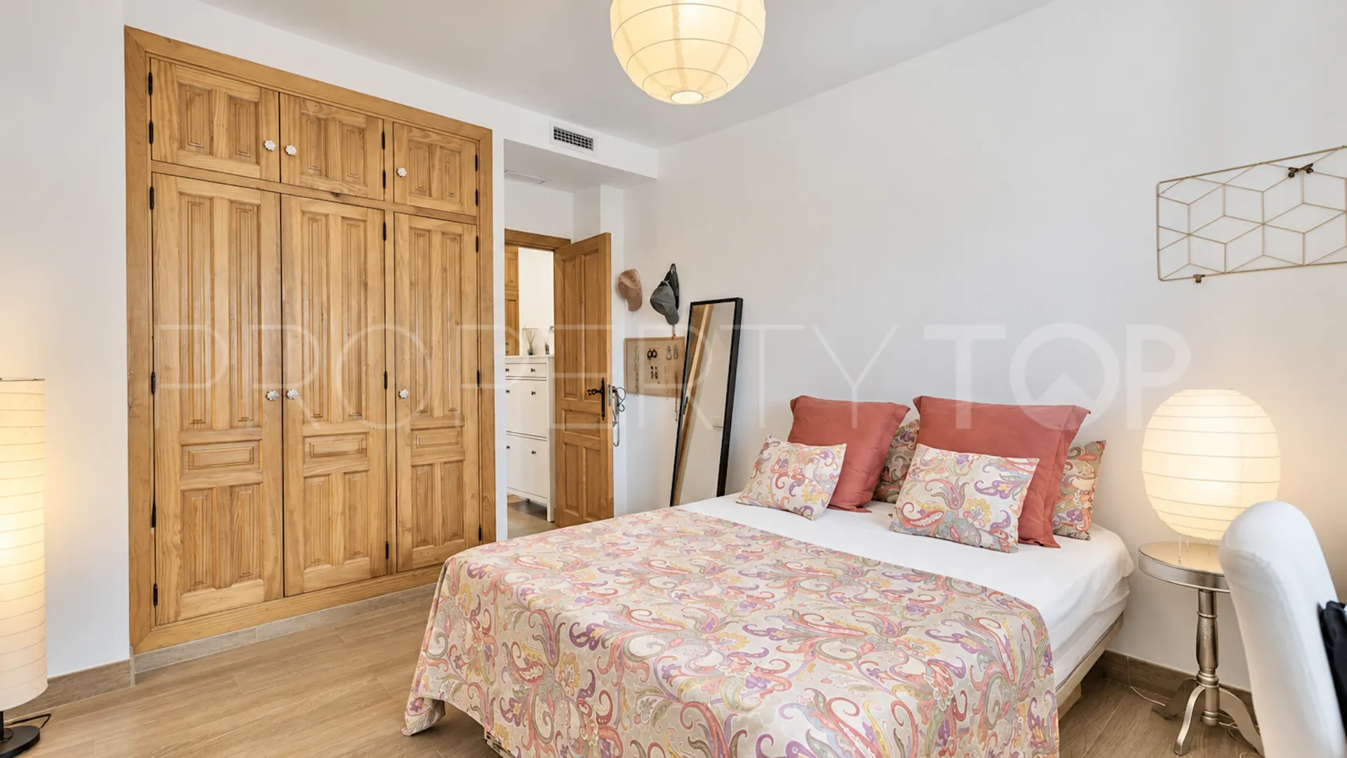 Comprar villa con 5 dormitorios en Marbella Este