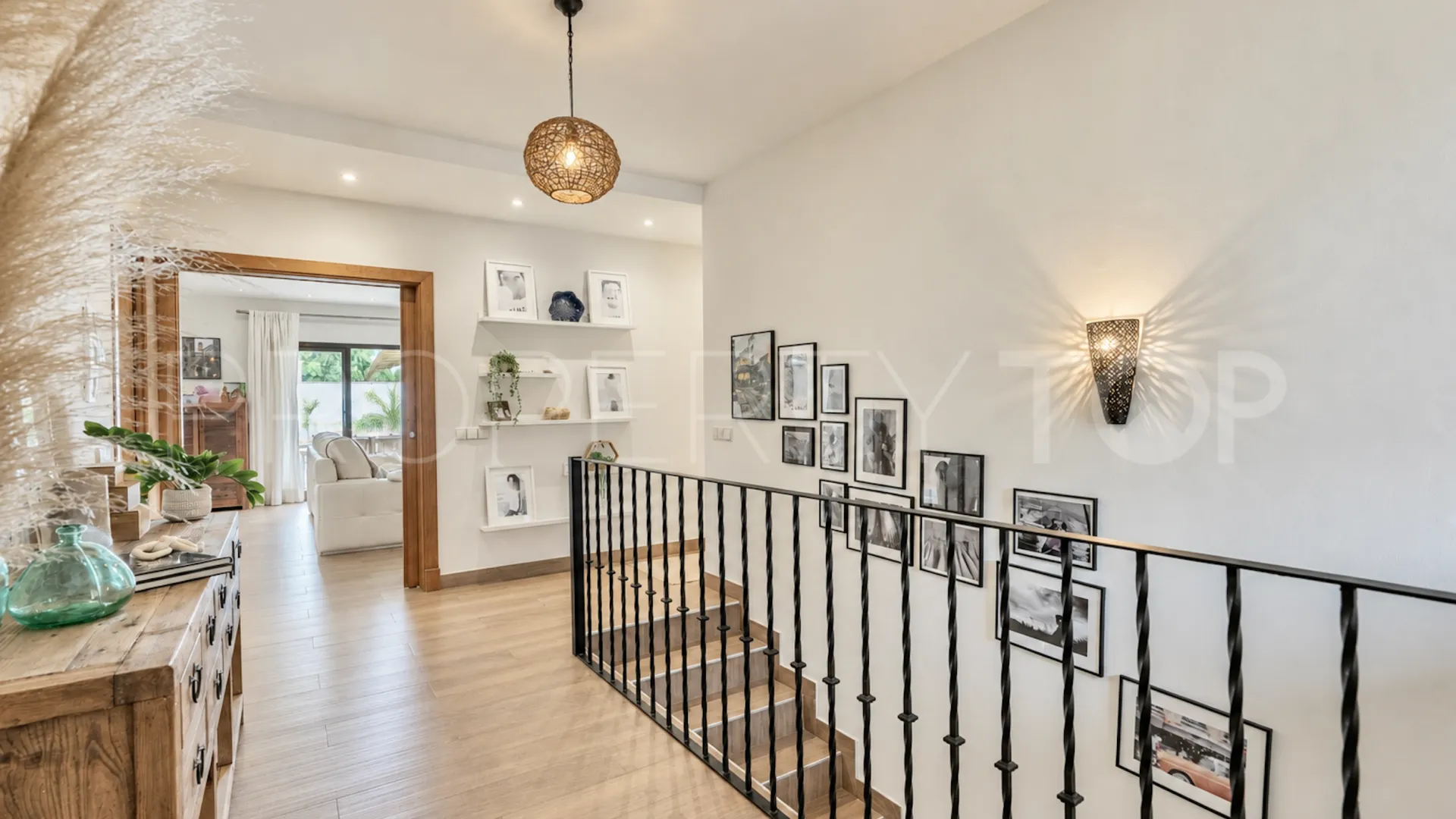 Comprar villa con 5 dormitorios en Marbella Este
