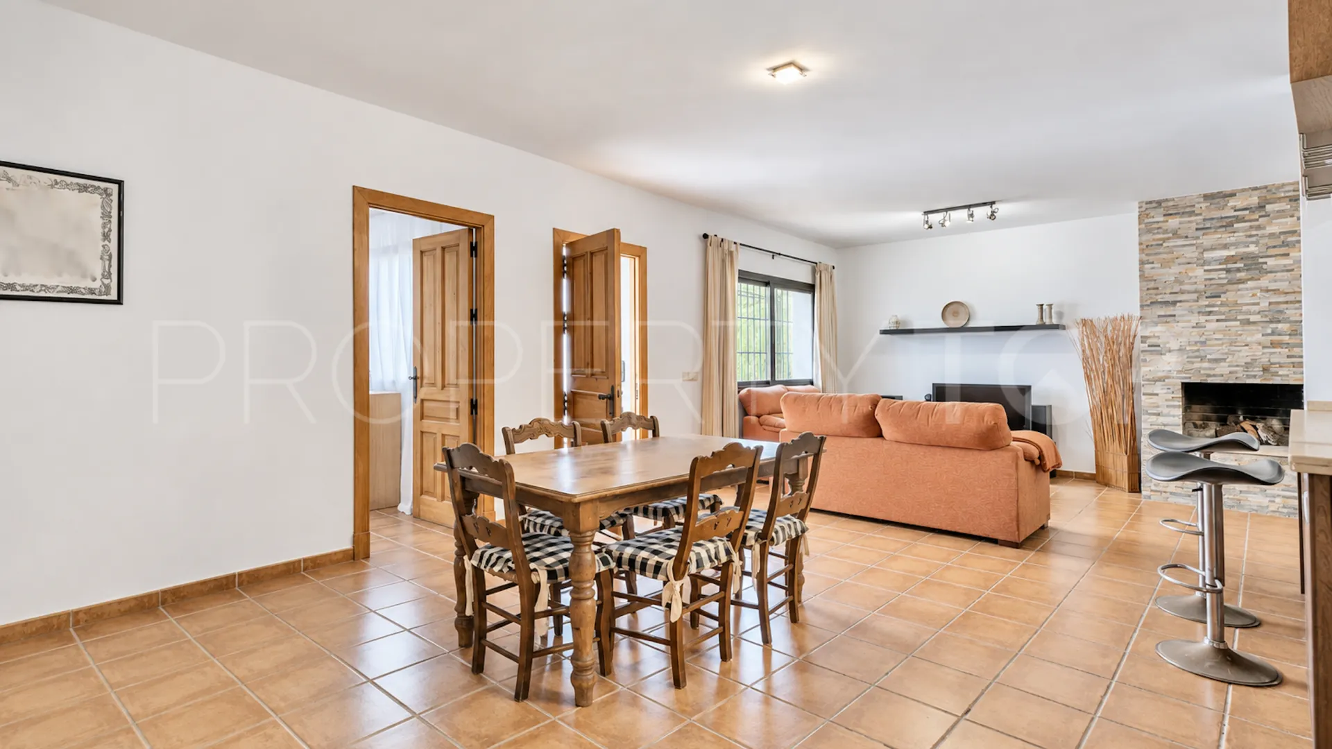 Comprar villa con 5 dormitorios en Marbella Este