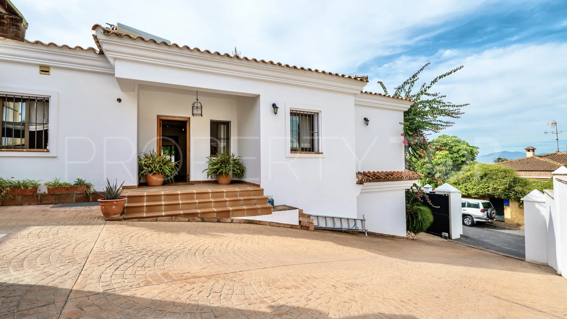Comprar villa con 5 dormitorios en Marbella Este