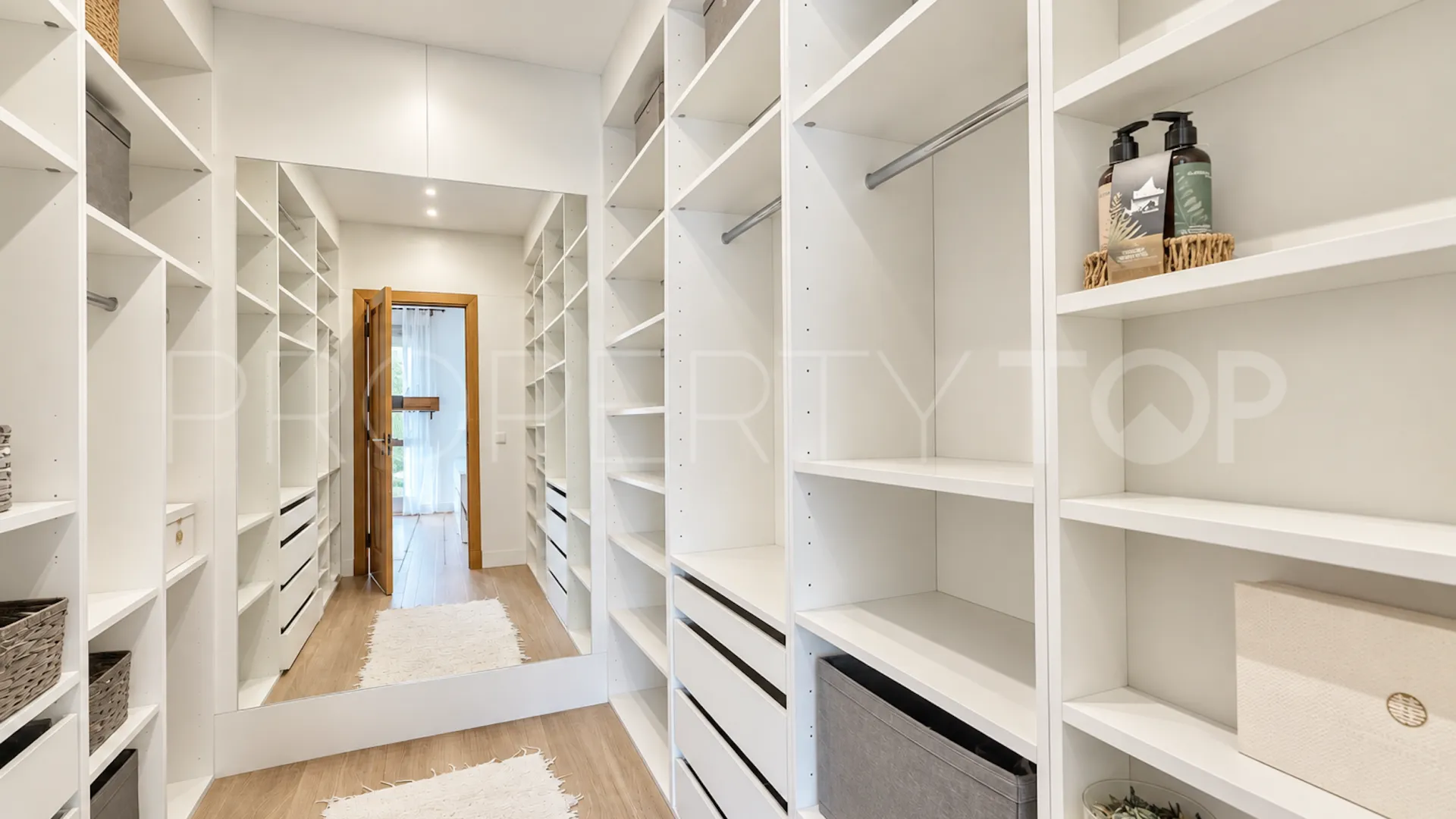 Comprar villa con 5 dormitorios en Marbella Este