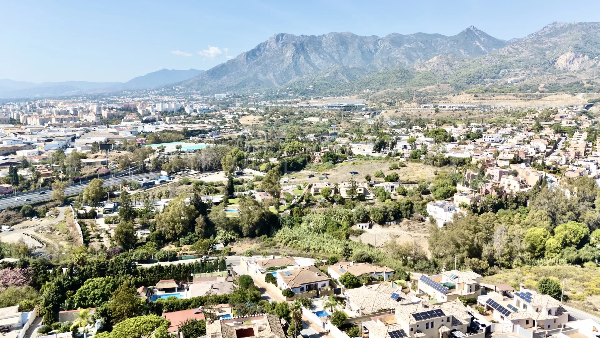 Comprar villa con 5 dormitorios en Marbella Este