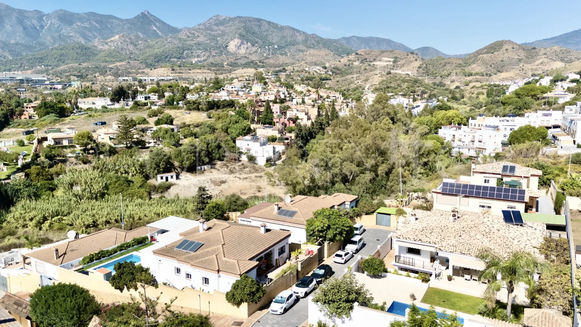 Comprar villa con 5 dormitorios en Marbella Este