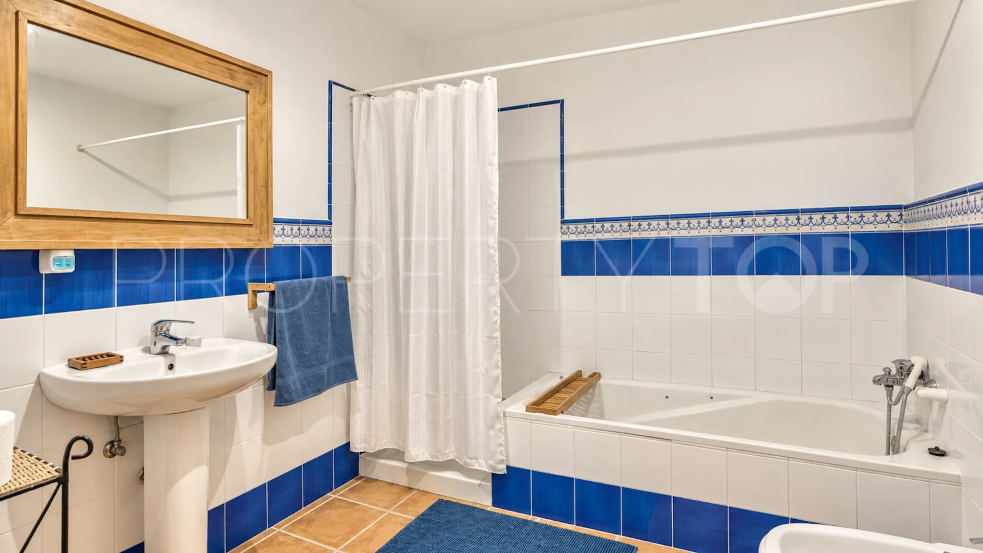 Comprar villa con 5 dormitorios en Marbella Este