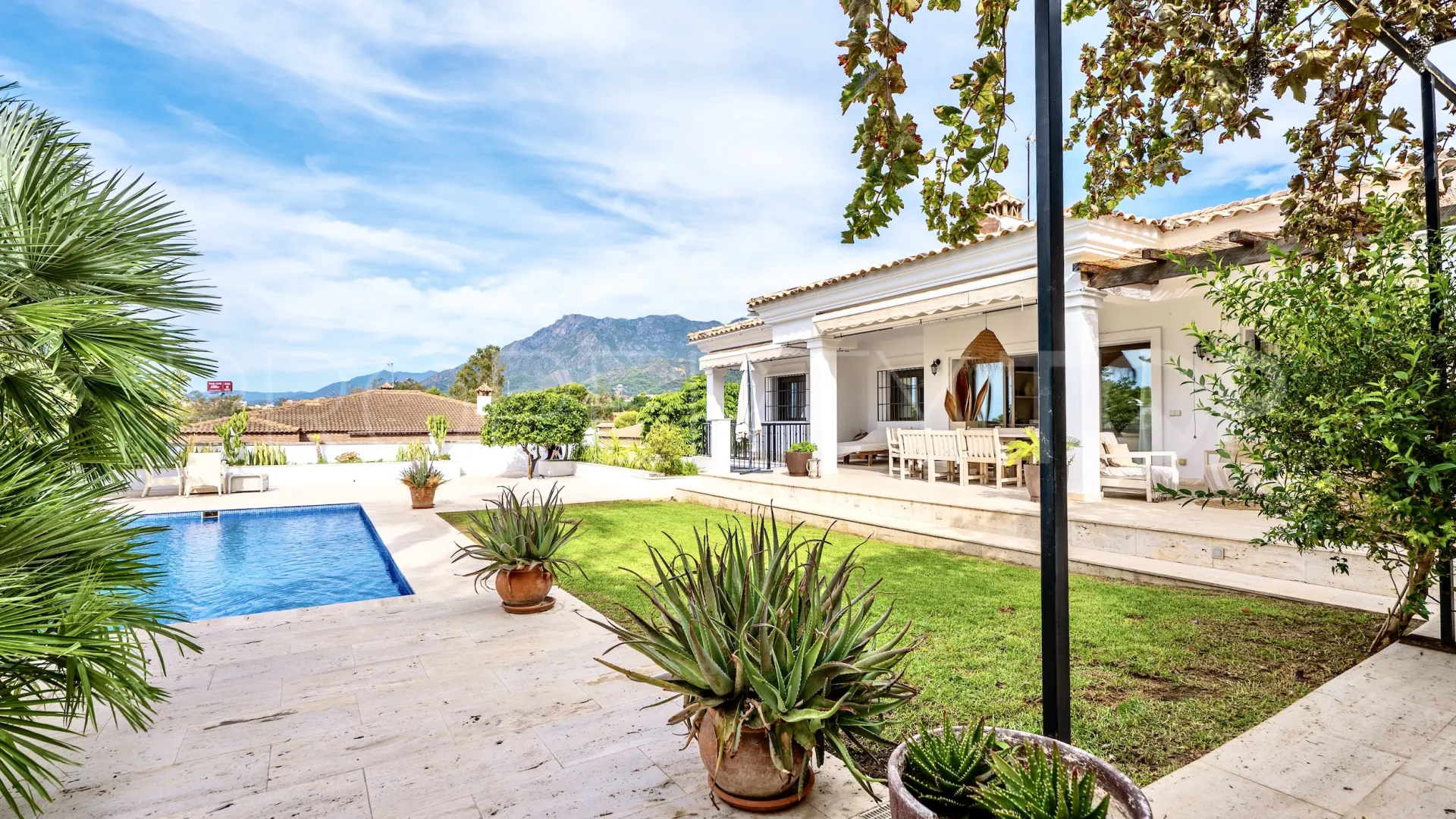 Comprar villa con 5 dormitorios en Marbella Este