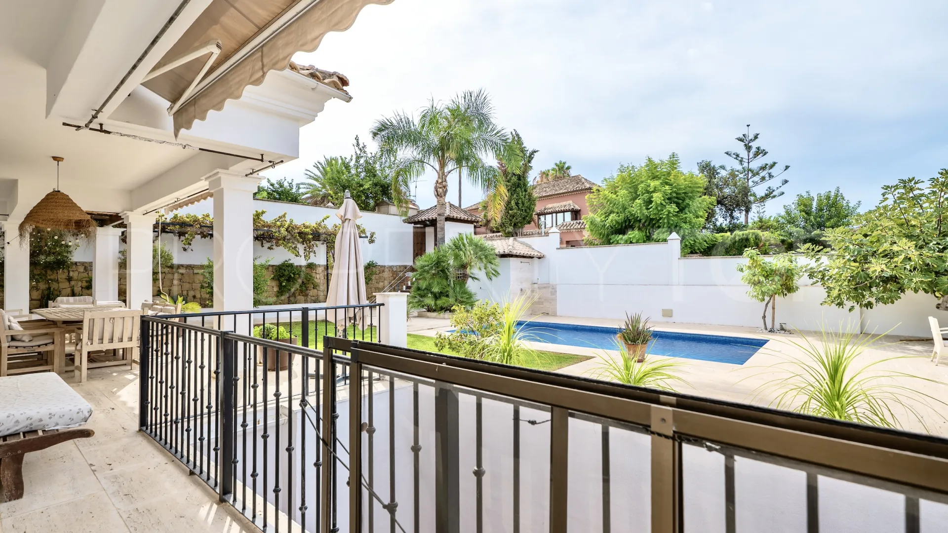 Comprar villa con 5 dormitorios en Marbella Este