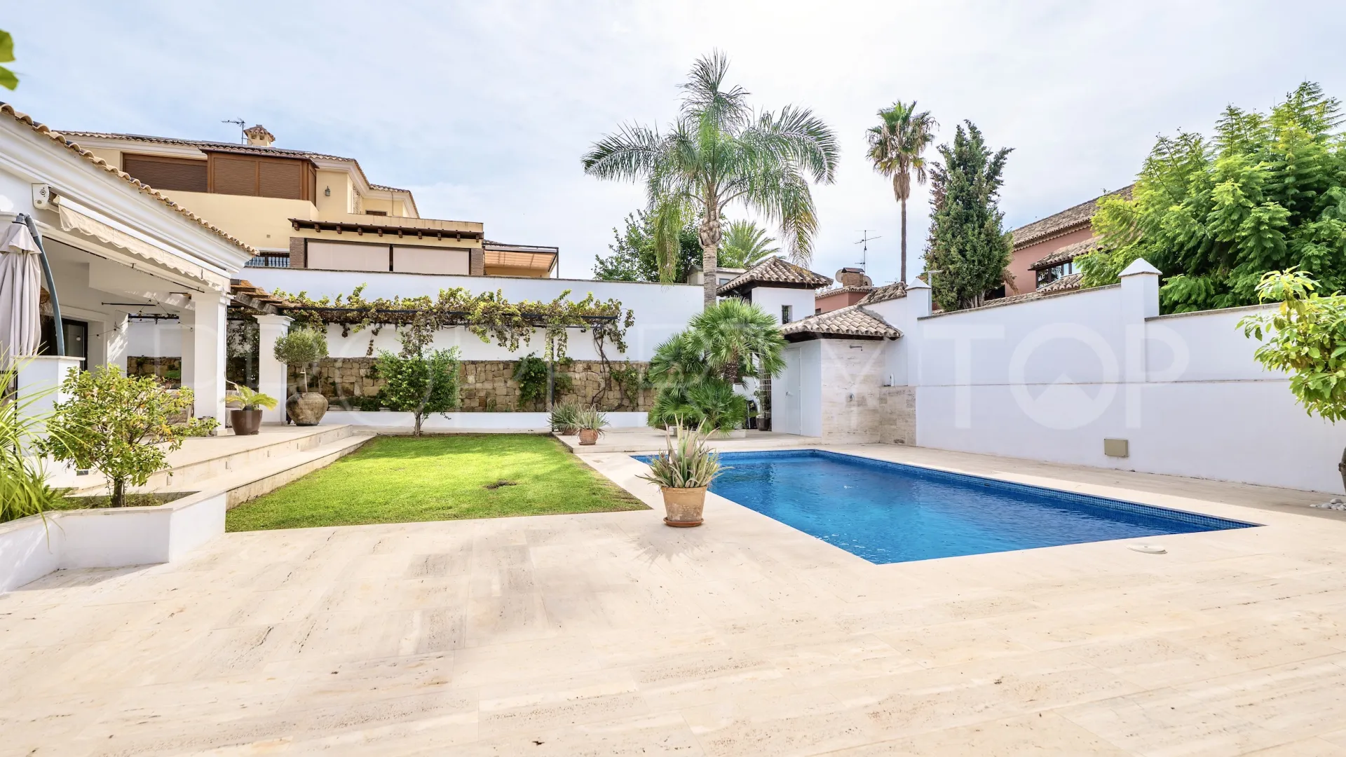Comprar villa con 5 dormitorios en Marbella Este