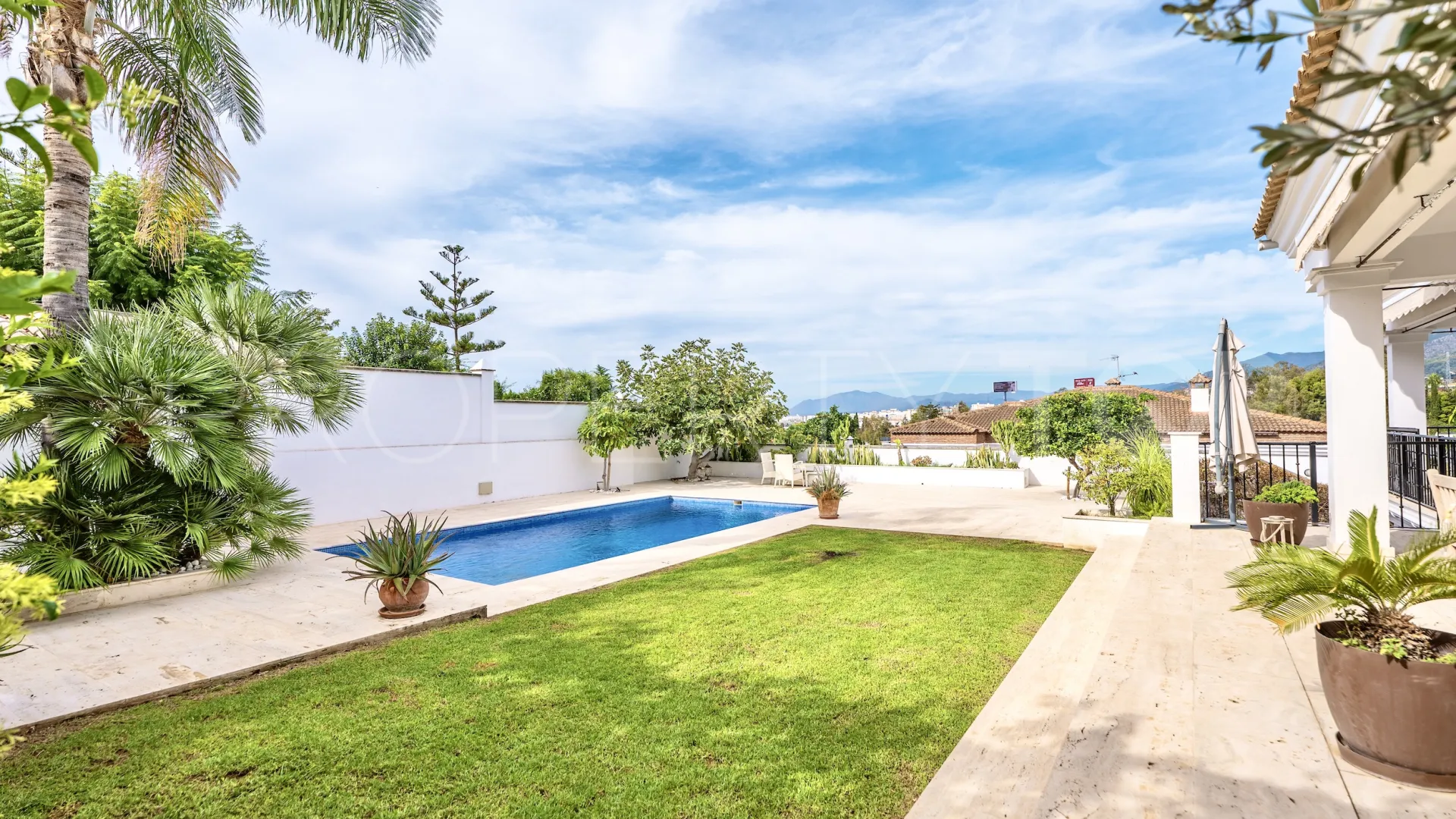 Comprar villa con 5 dormitorios en Marbella Este