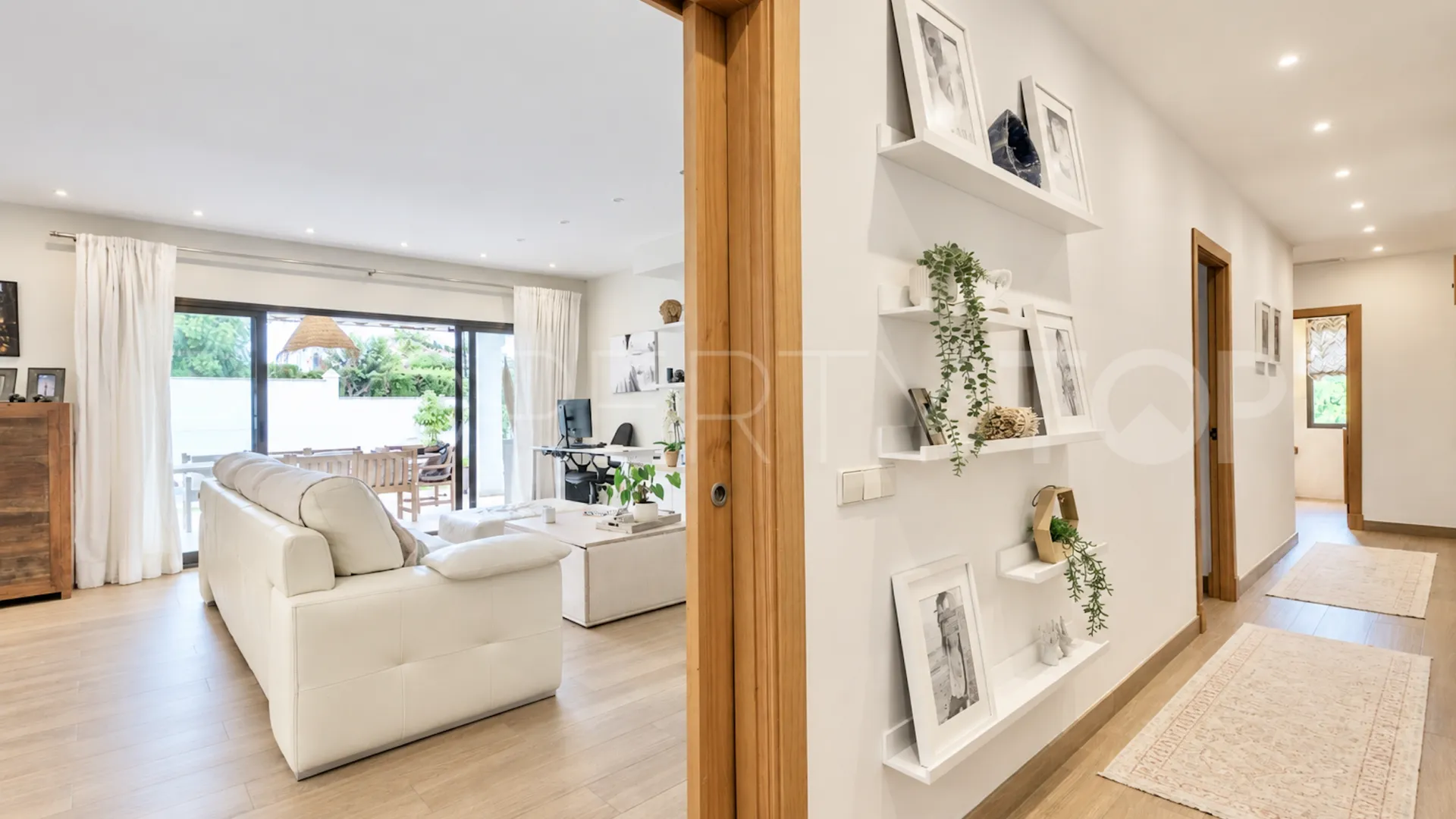 Comprar villa con 5 dormitorios en Marbella Este