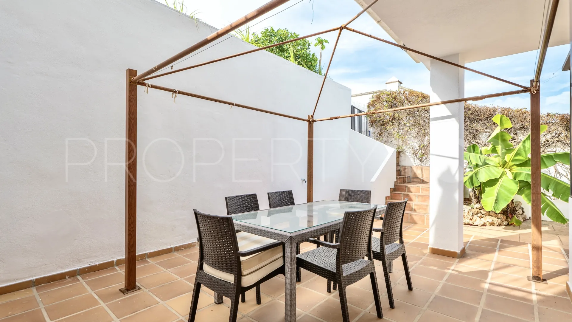 Comprar villa con 5 dormitorios en Marbella Este