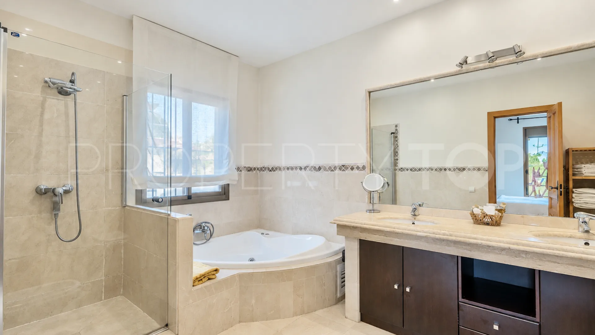 Comprar villa con 5 dormitorios en Marbella Este