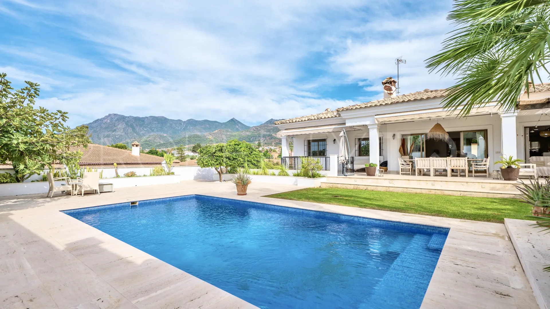 Comprar villa con 5 dormitorios en Marbella Este