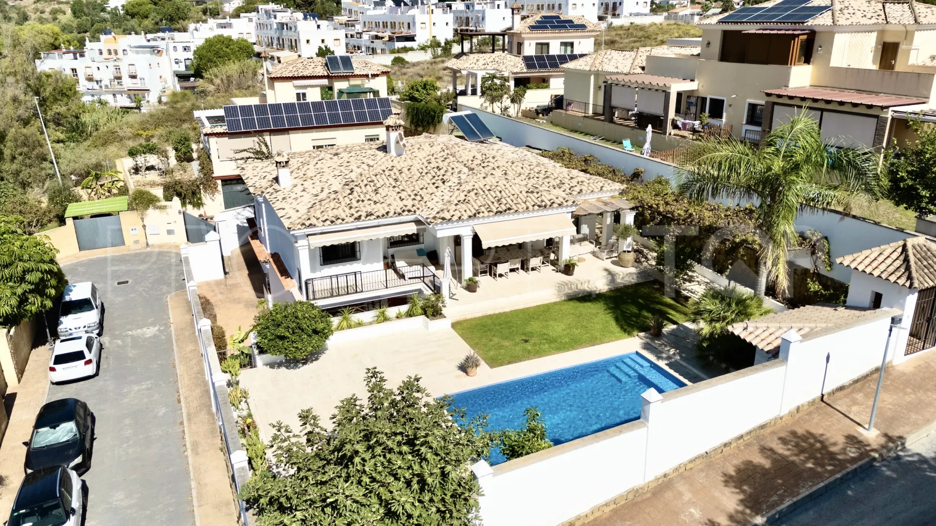 Comprar villa con 5 dormitorios en Marbella Este