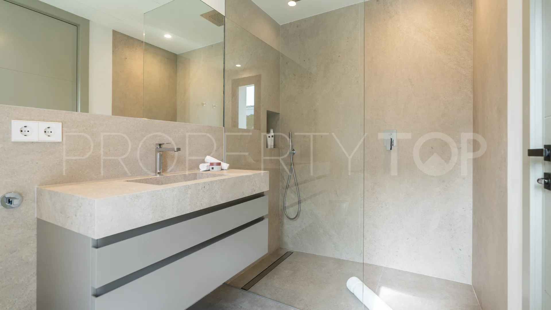 4 bedrooms house in Elviria for sale