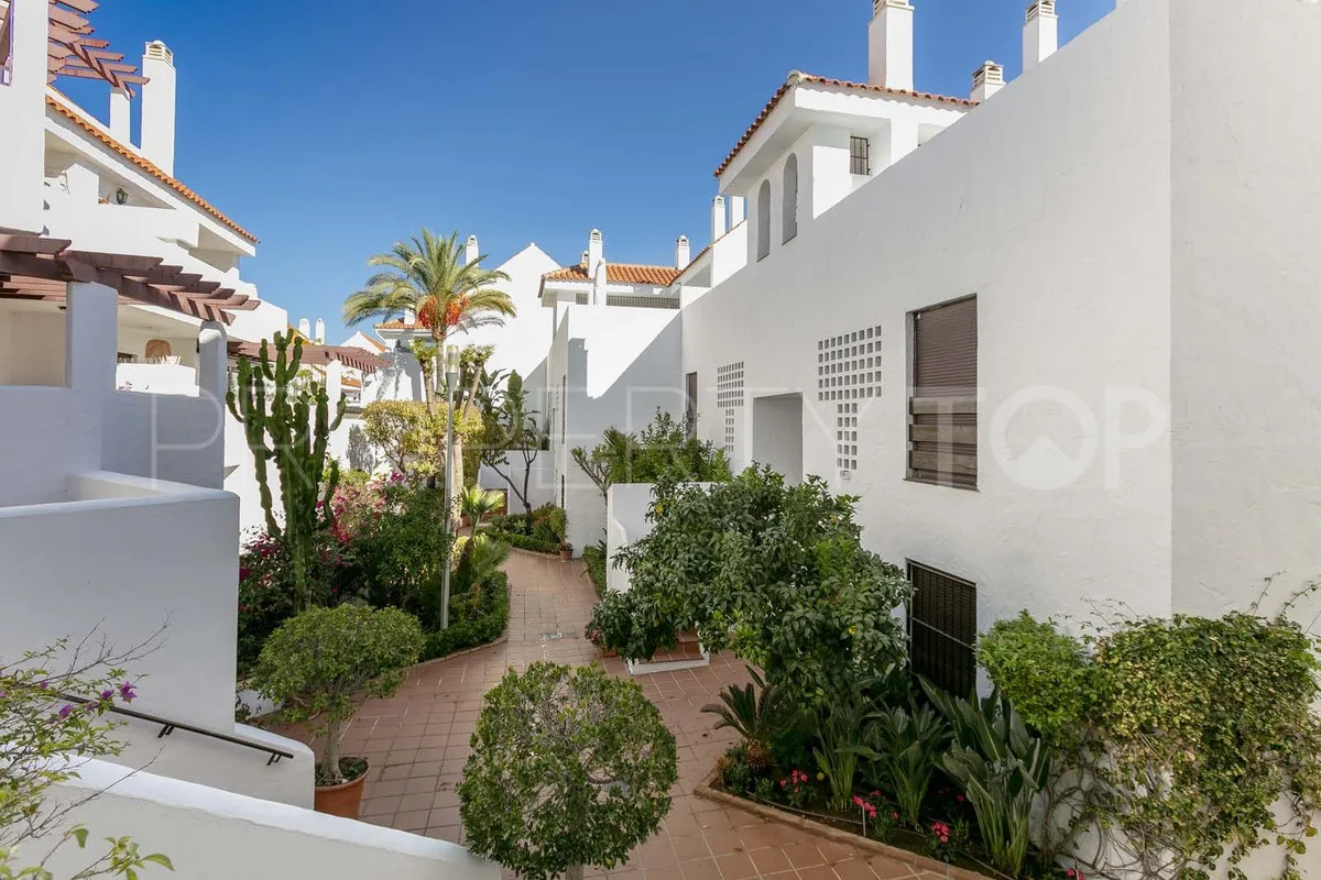Ground floor apartment for sale in Nueva Andalucia with 3 bedrooms
