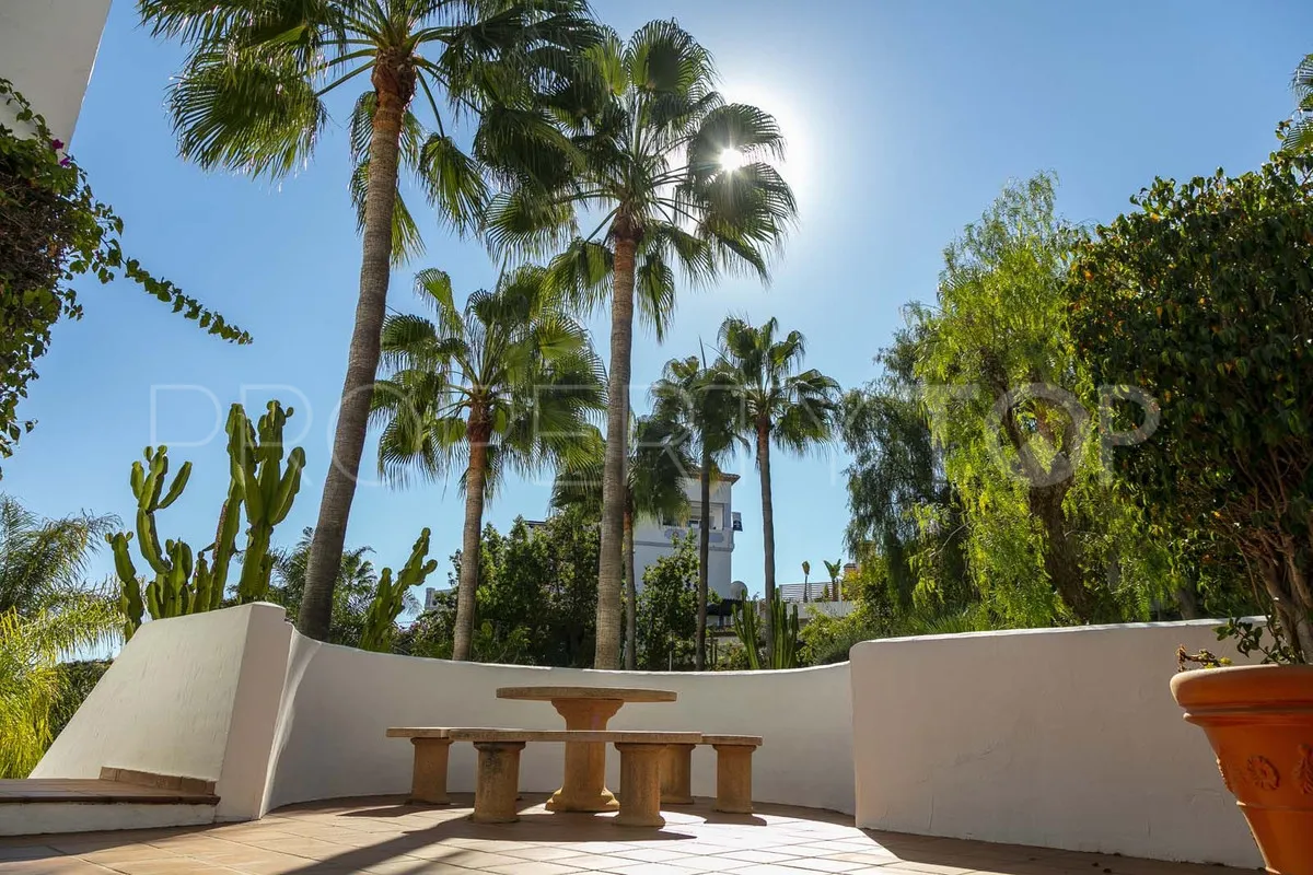 Ground floor apartment for sale in Nueva Andalucia with 3 bedrooms