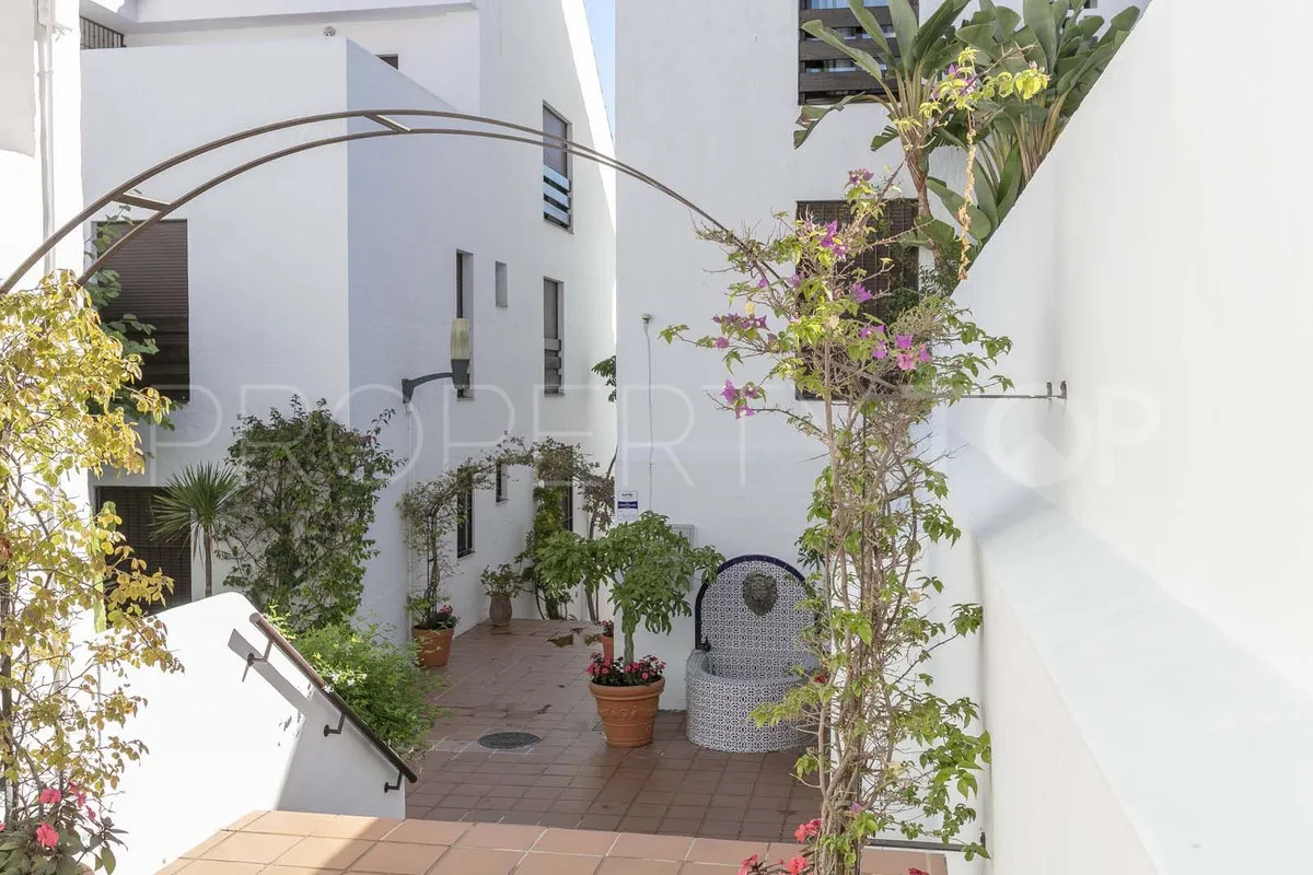Ground floor apartment for sale in Nueva Andalucia with 3 bedrooms