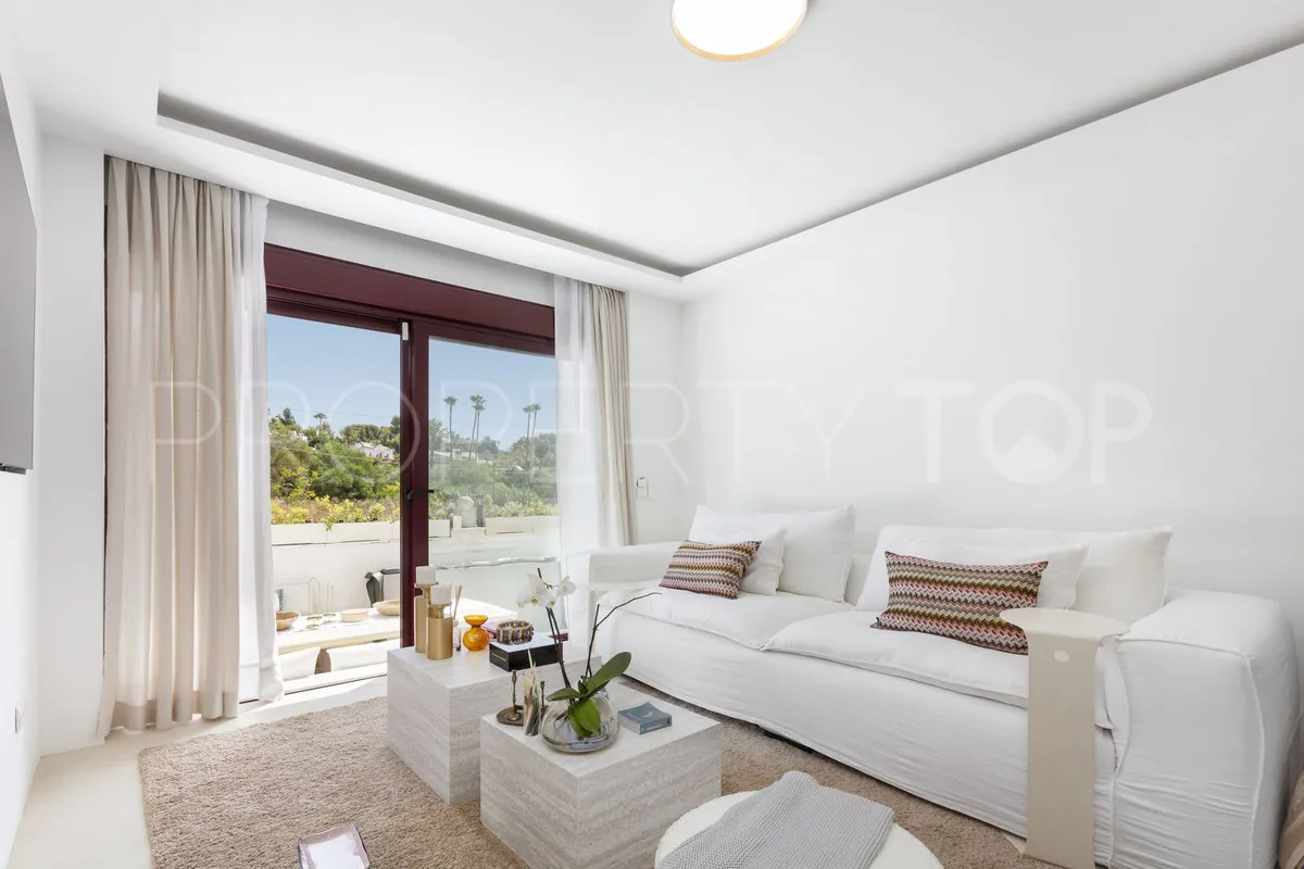 Ground floor apartment for sale in Nueva Andalucia with 3 bedrooms