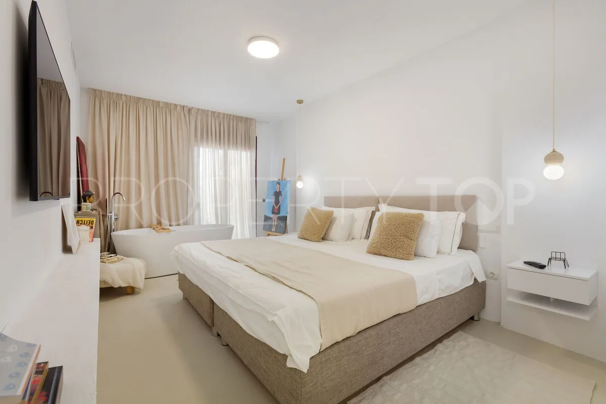 Ground floor apartment for sale in Nueva Andalucia with 3 bedrooms
