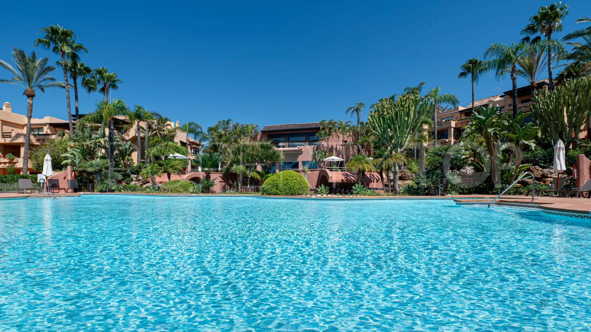 For sale ground floor apartment in Sierra Blanca with 2 bedrooms