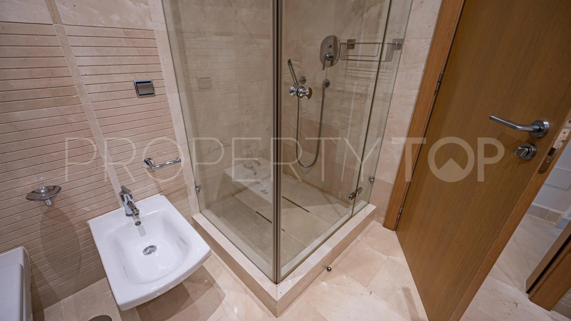 For sale ground floor apartment in Sierra Blanca with 2 bedrooms