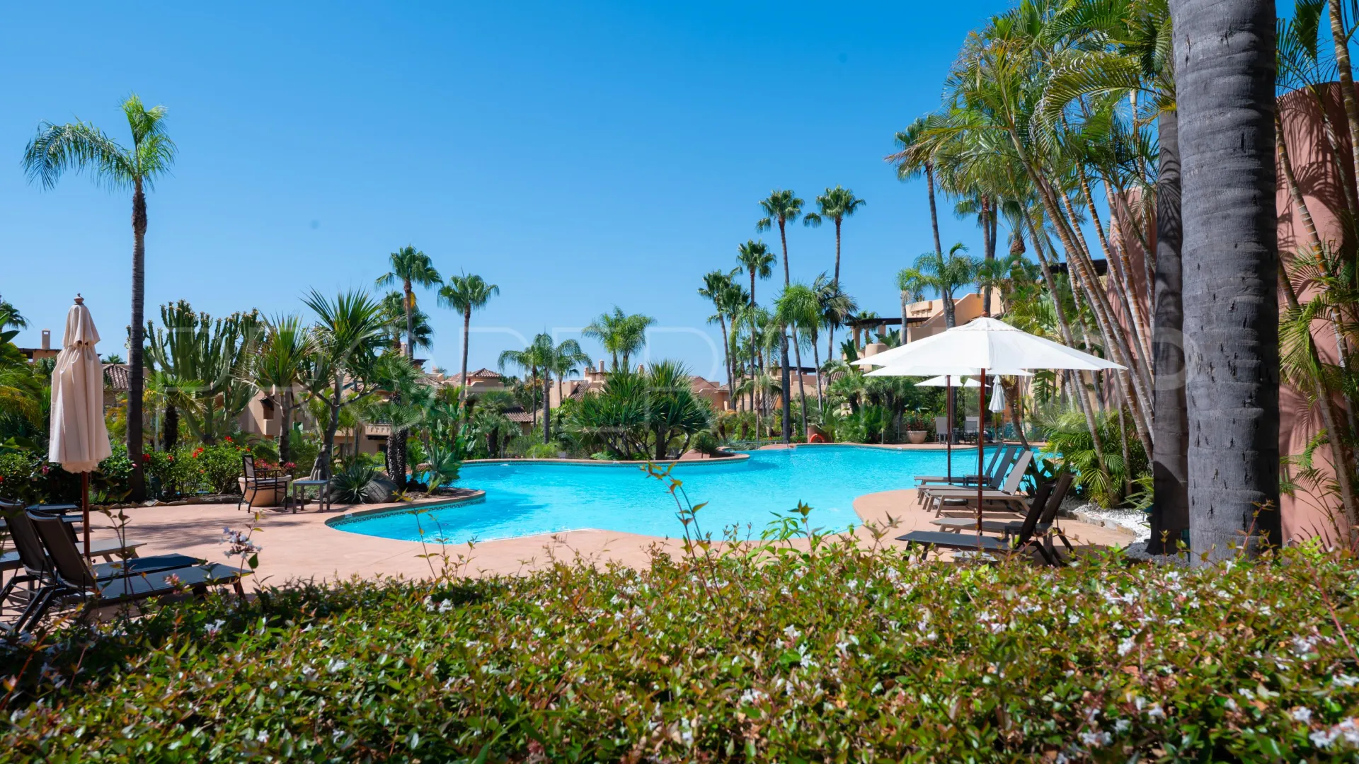 For sale ground floor apartment in Sierra Blanca with 2 bedrooms