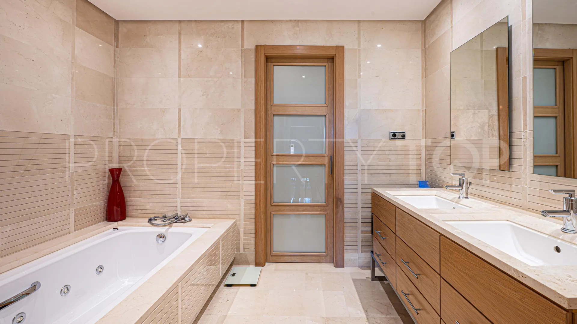For sale ground floor apartment in Sierra Blanca with 2 bedrooms