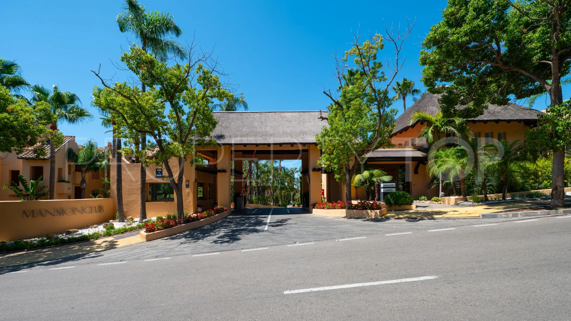 For sale ground floor apartment in Sierra Blanca with 2 bedrooms