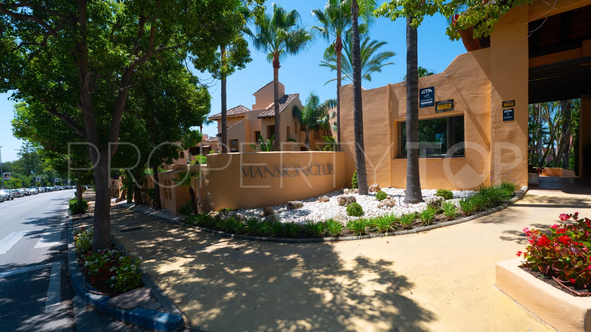 For sale ground floor apartment in Sierra Blanca with 2 bedrooms