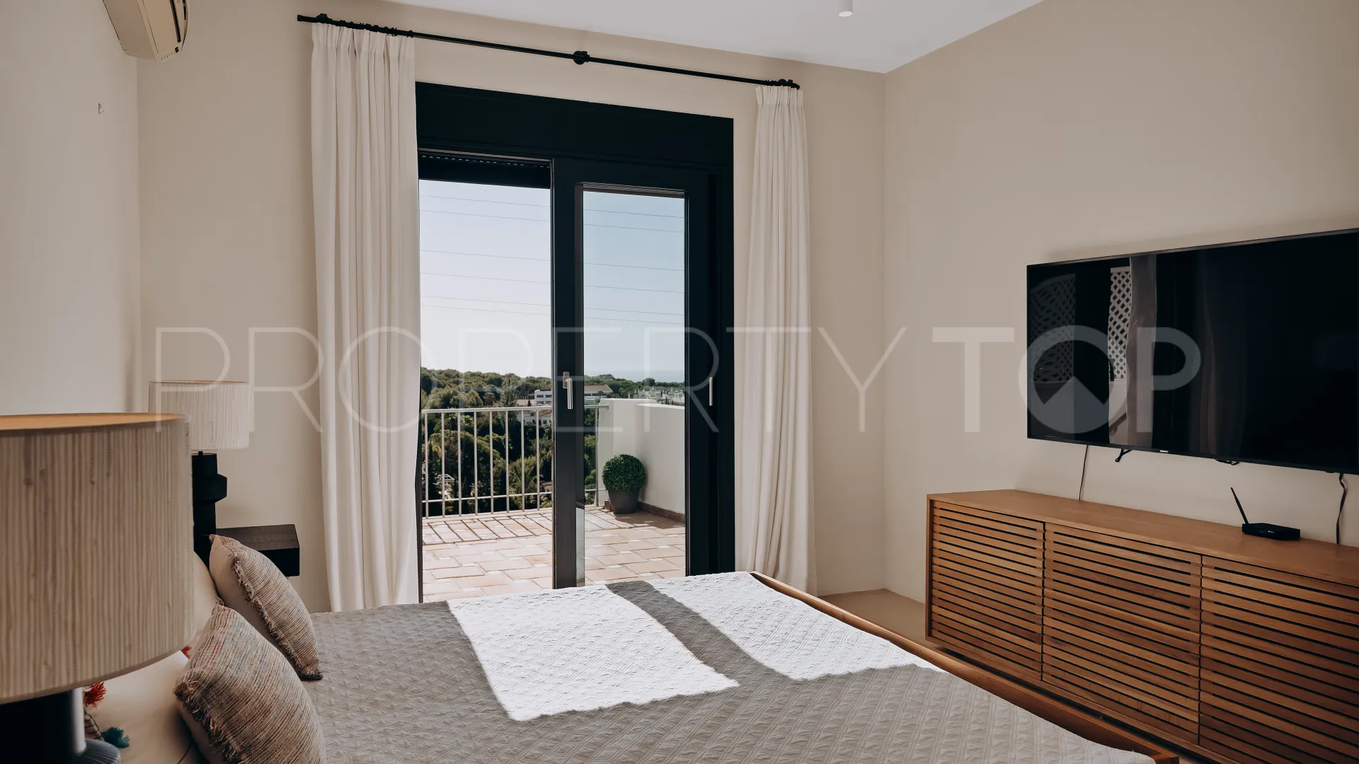For sale house with 4 bedrooms in Marbella Hill Village