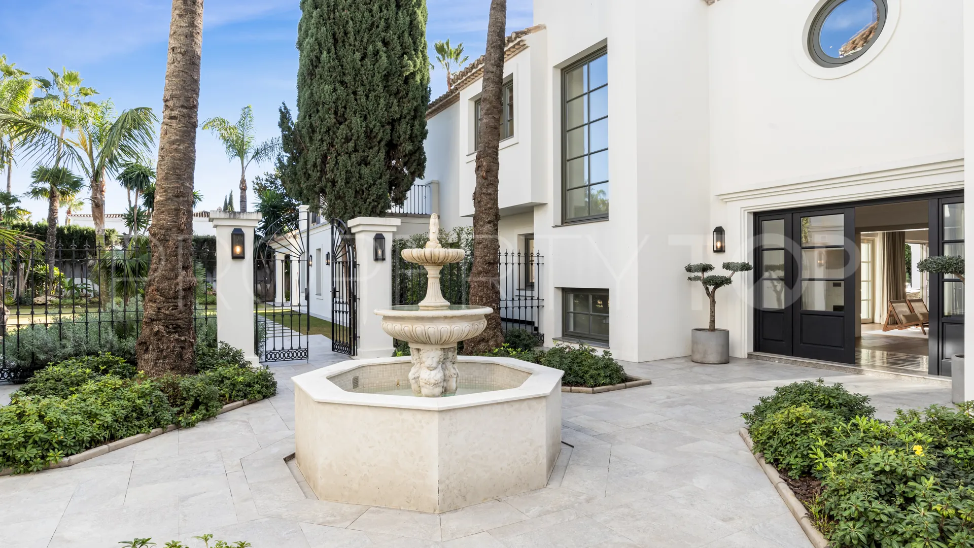 6 bedrooms villa for sale in Nueva Andalucia