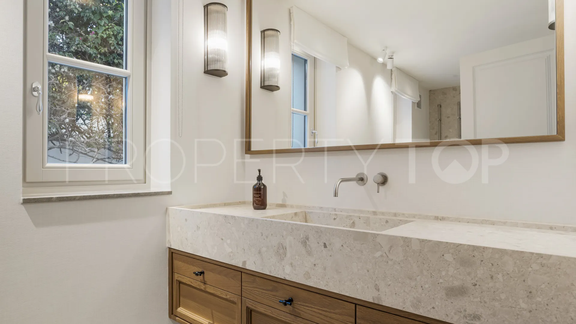 6 bedrooms villa for sale in Nueva Andalucia