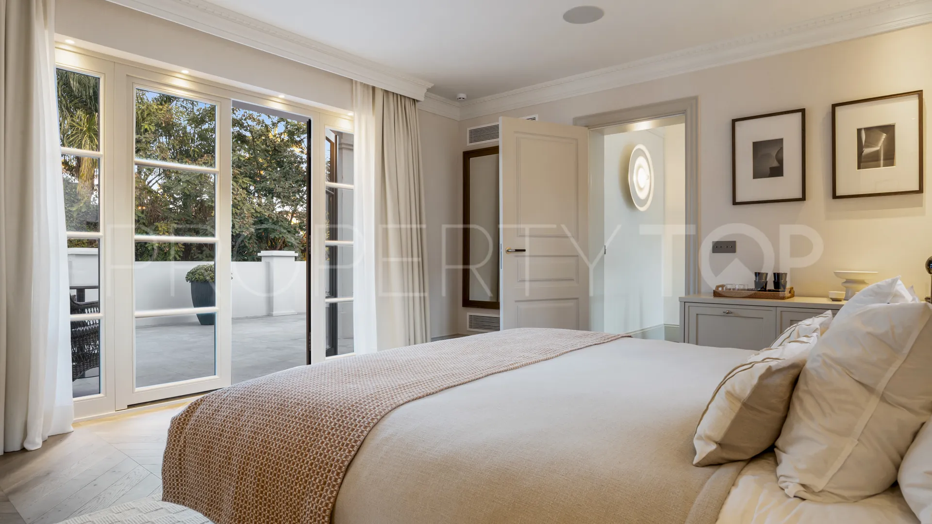 6 bedrooms villa for sale in Nueva Andalucia
