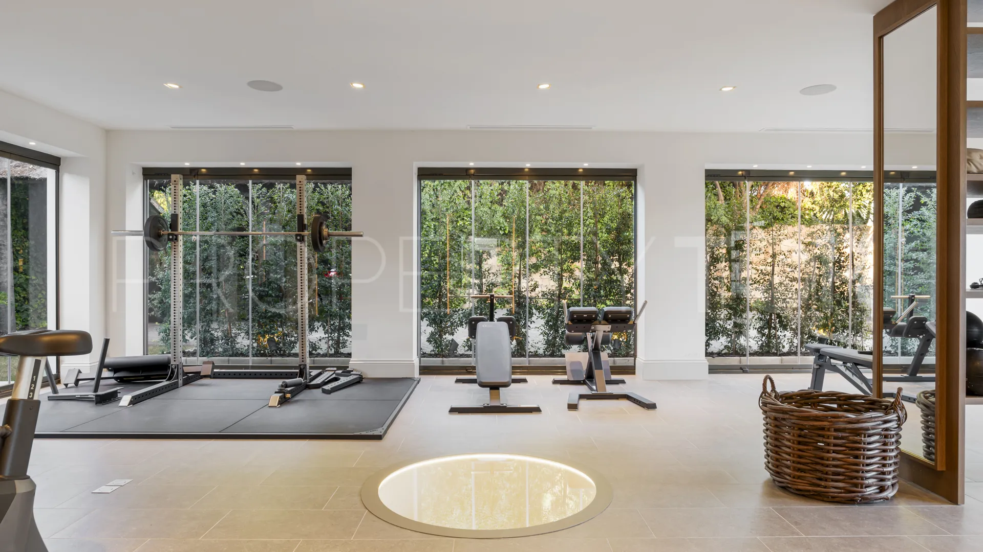 6 bedrooms villa for sale in Nueva Andalucia
