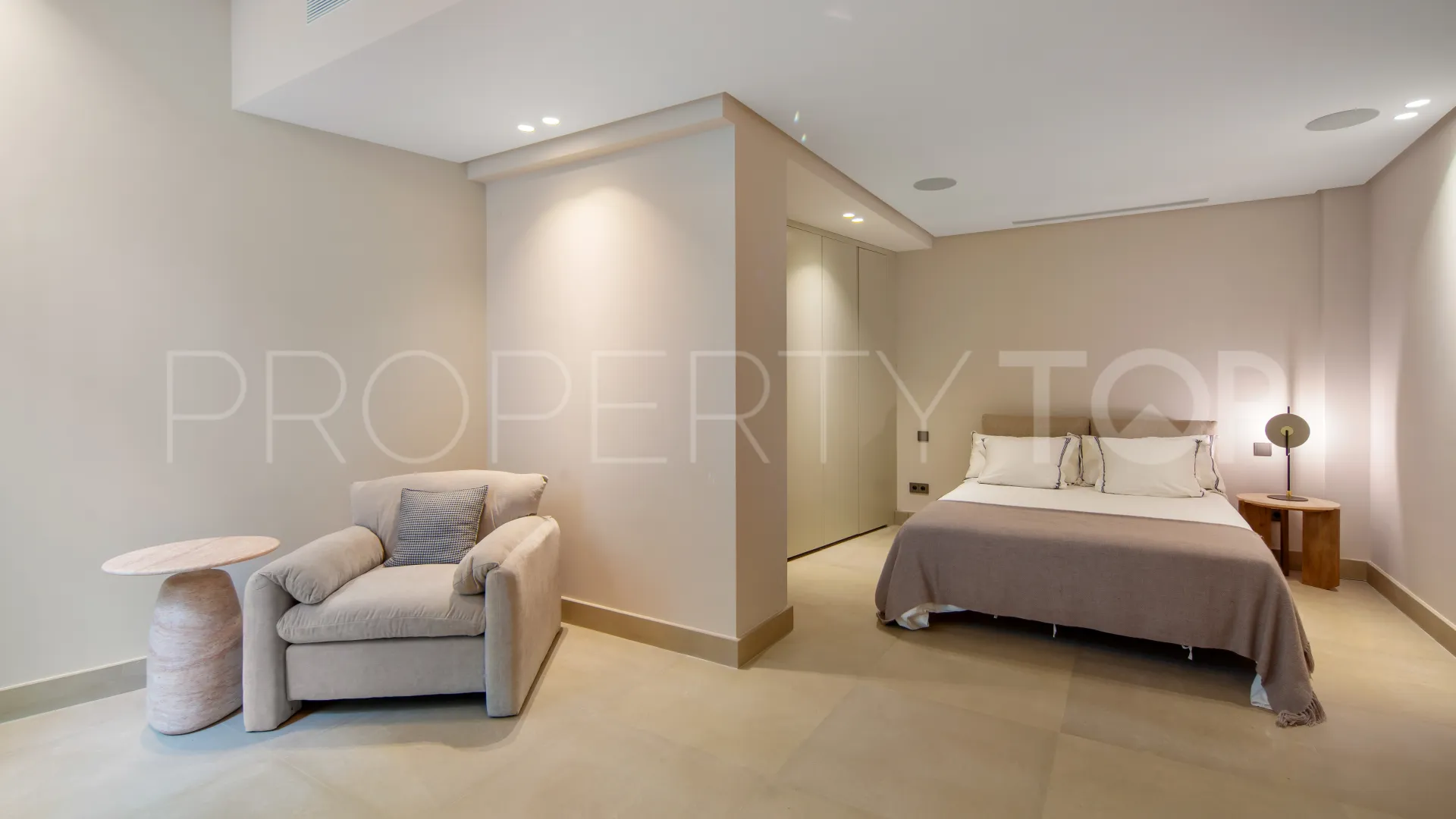 For sale Nueva Andalucia villa with 4 bedrooms