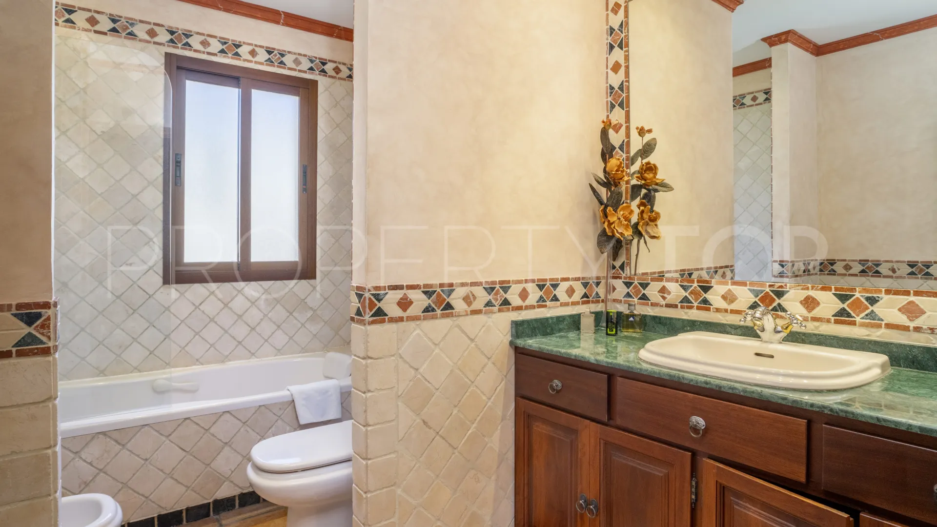 Guadalmina Alta, villa de 6 dormitorios en venta