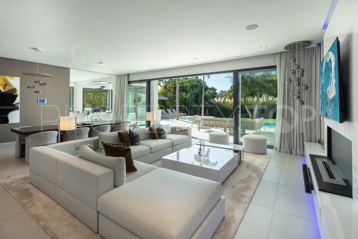 Se vende villa de 5 dormitorios en Nueva Andalucia