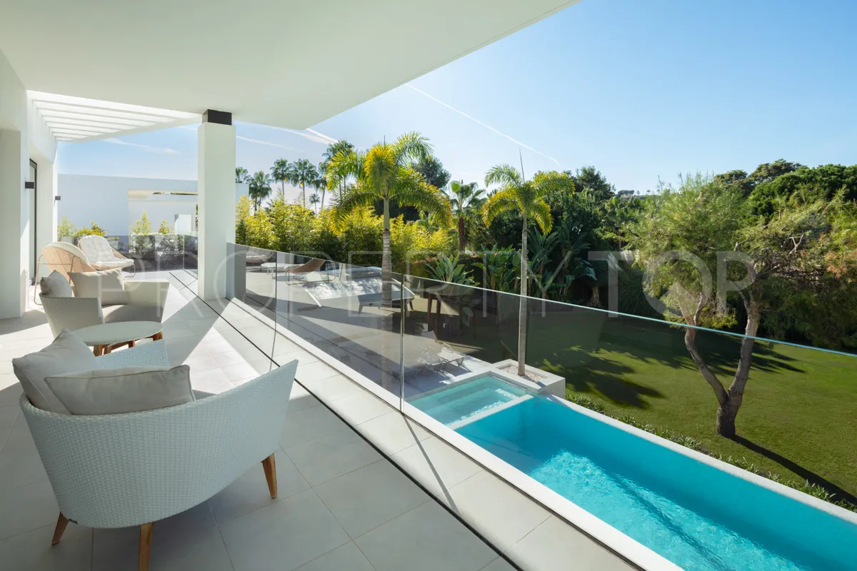 Se vende villa de 5 dormitorios en Nueva Andalucia